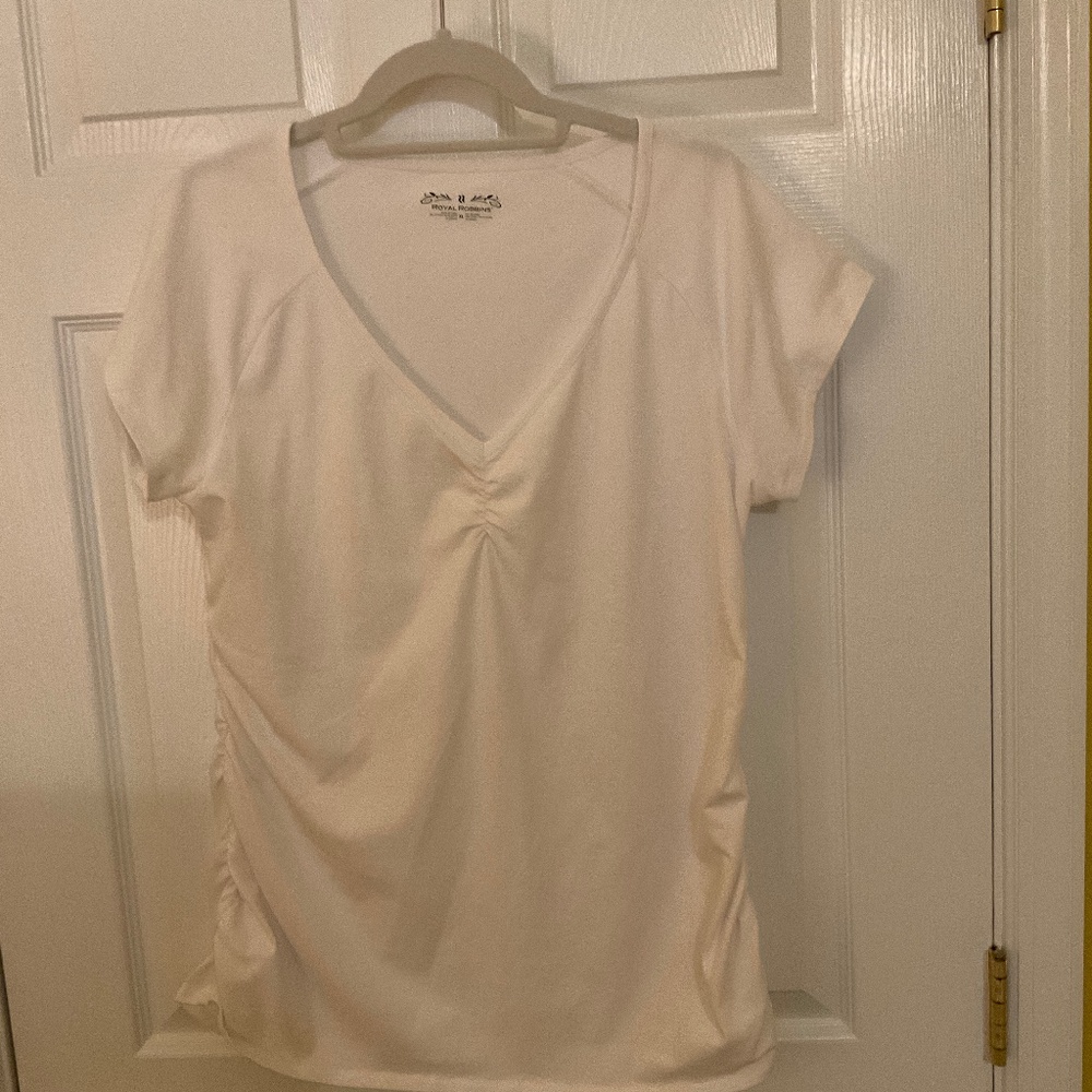 Ladies white cap  sleeve v-neck top.  XL.  V GOOD CONDITION!
